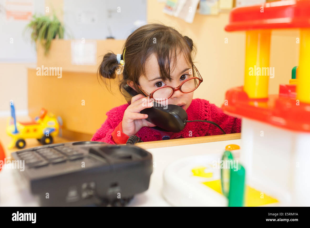 4 anno vecchia ragazza della sindrome di Down. Foto Stock