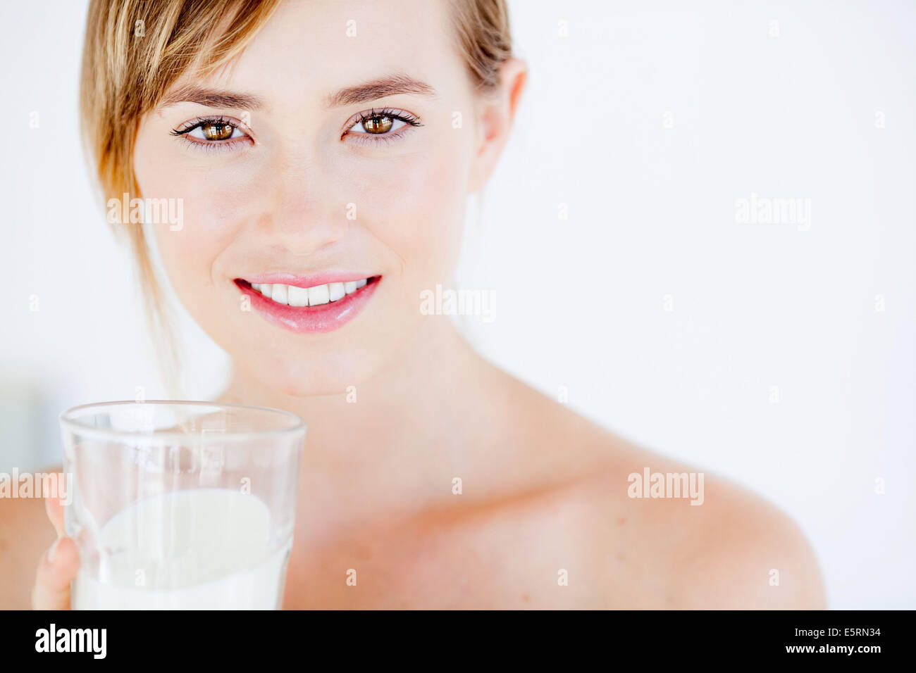 Donna di bere un bicchiere di latte. Foto Stock