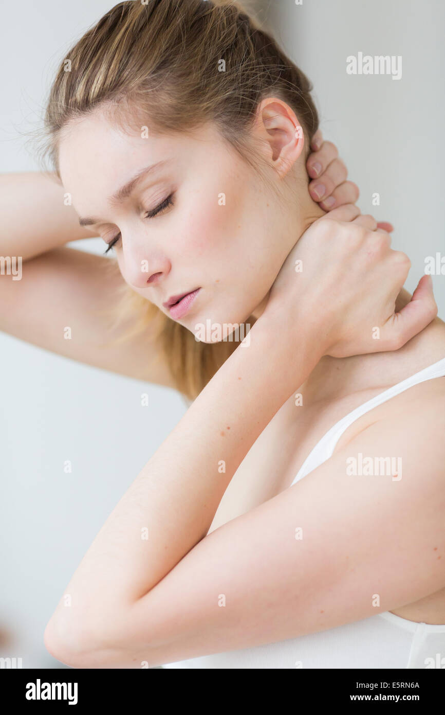 La donna che soffre di dolori al collo. Foto Stock