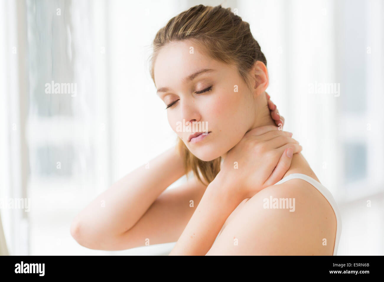 La donna che soffre di dolori al collo. Foto Stock