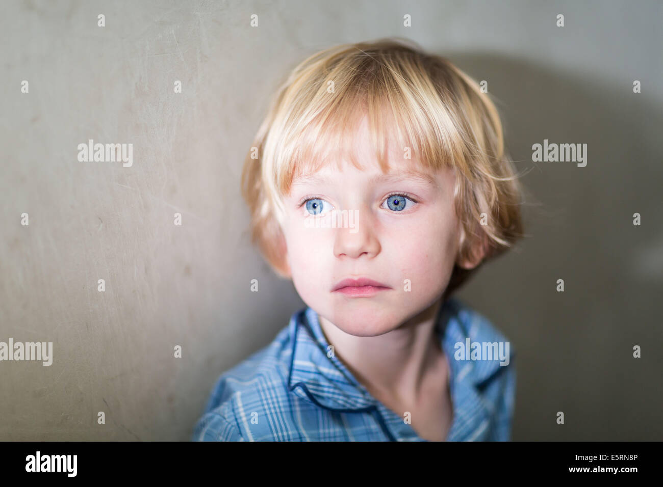 Ragazzo dopo il risveglio. Foto Stock