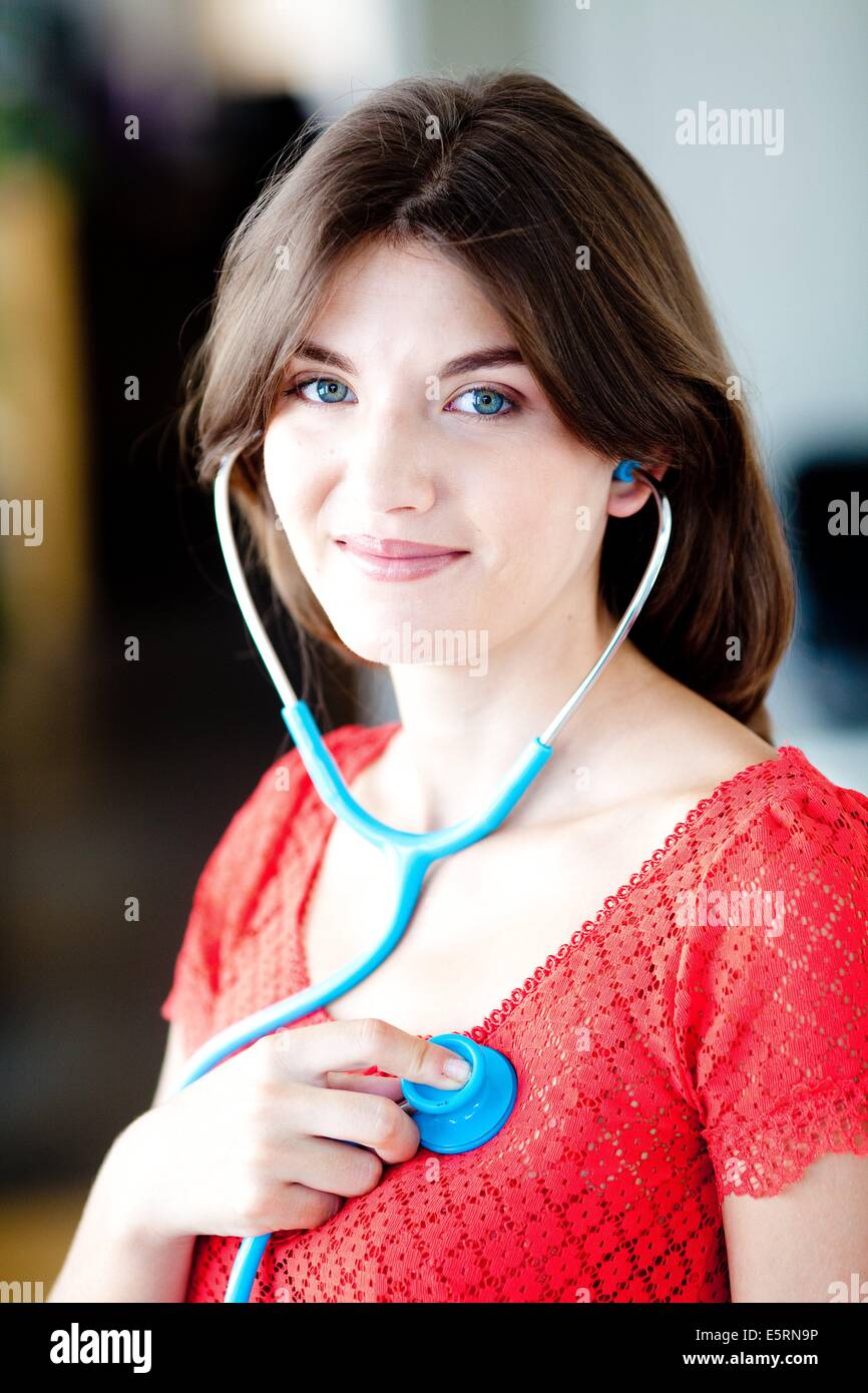 Donna controllando il suo hearbeats con uno stetoscopio, illustrazione per l'auto-monitoraggio. Foto Stock
