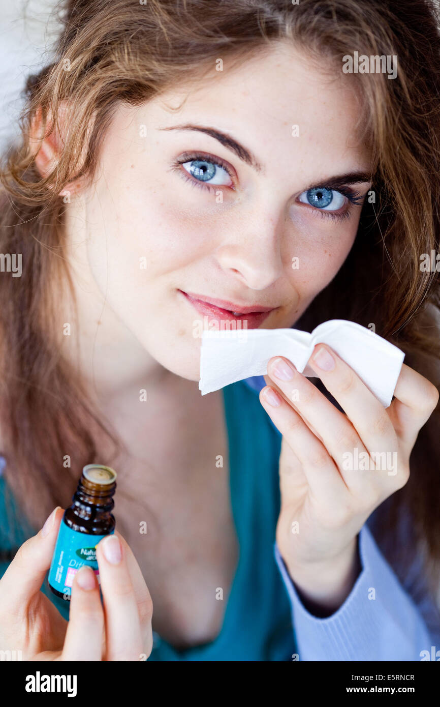 Donna odore di olio essenziale. Foto Stock
