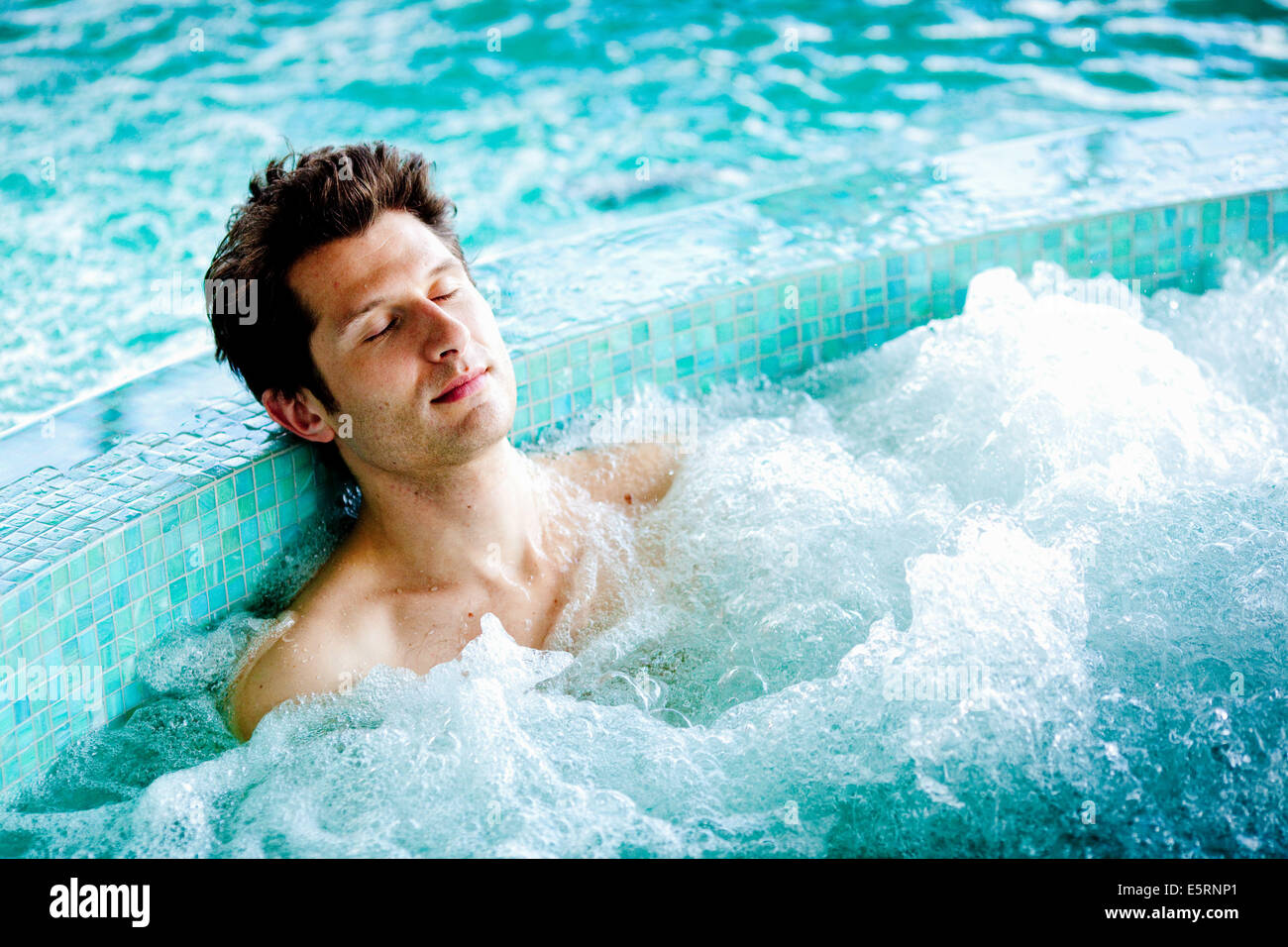 Uomo in piscina termale. Foto Stock
