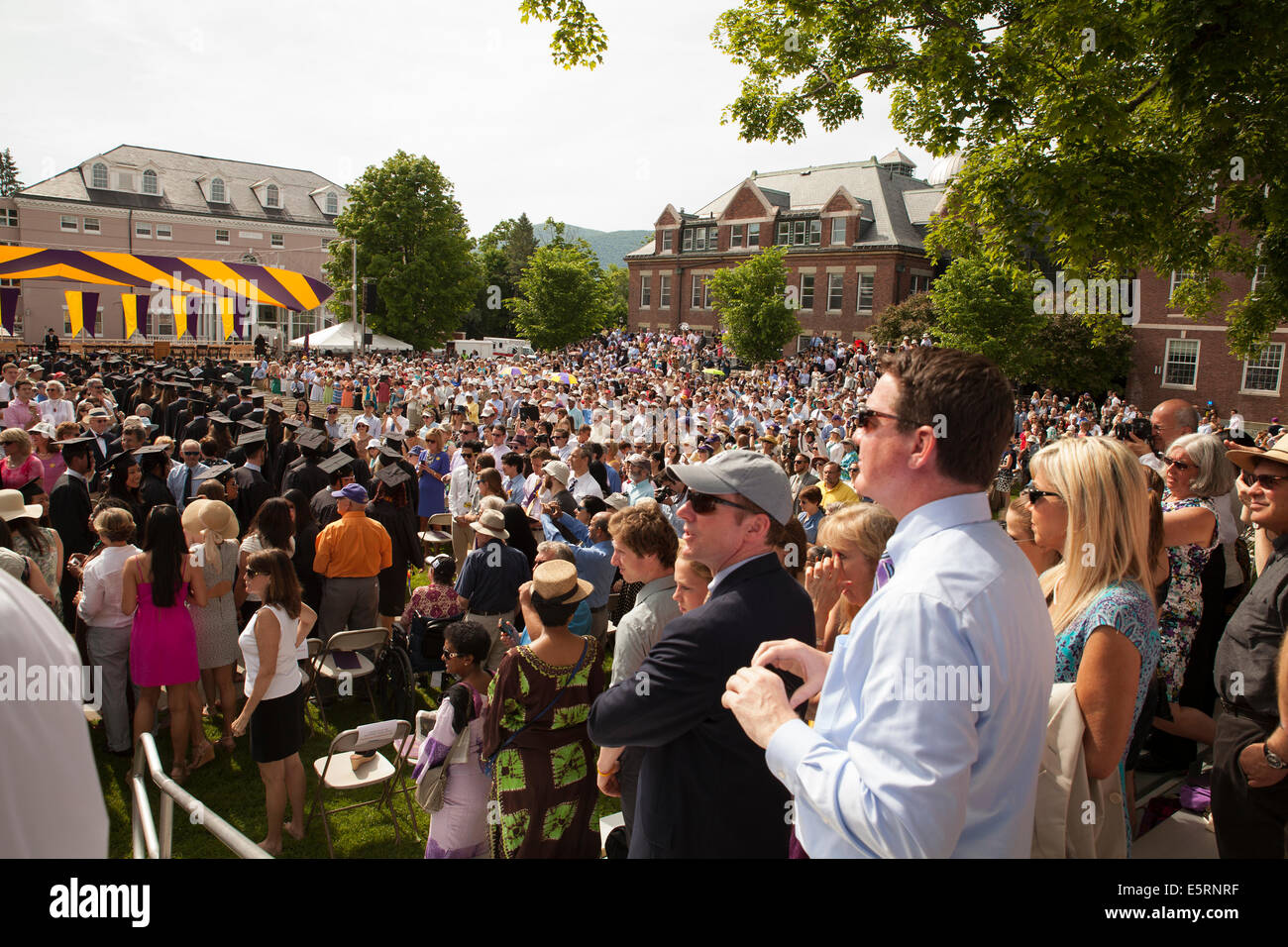 Gli studenti di laurea parade nell'area con posti a sedere prima la loro cerimonia di laurea al Williams College a Williamstown, MA. Foto Stock