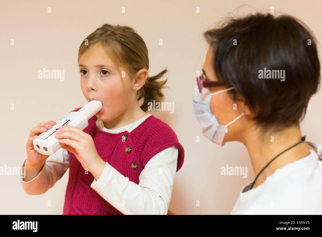 Revisione annuale di un 4 anno vecchia ragazza affetti da mucoviscidosi. Qui fisioterapia respiratoria sessione. Ospedale di Limoges, Foto Stock