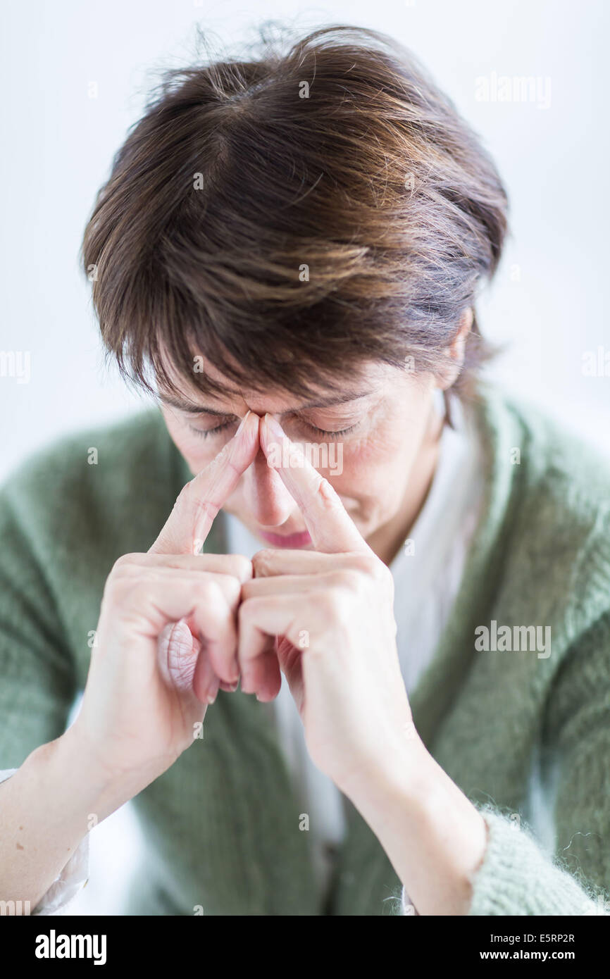 Senior donna che soffre di sinusite. Foto Stock