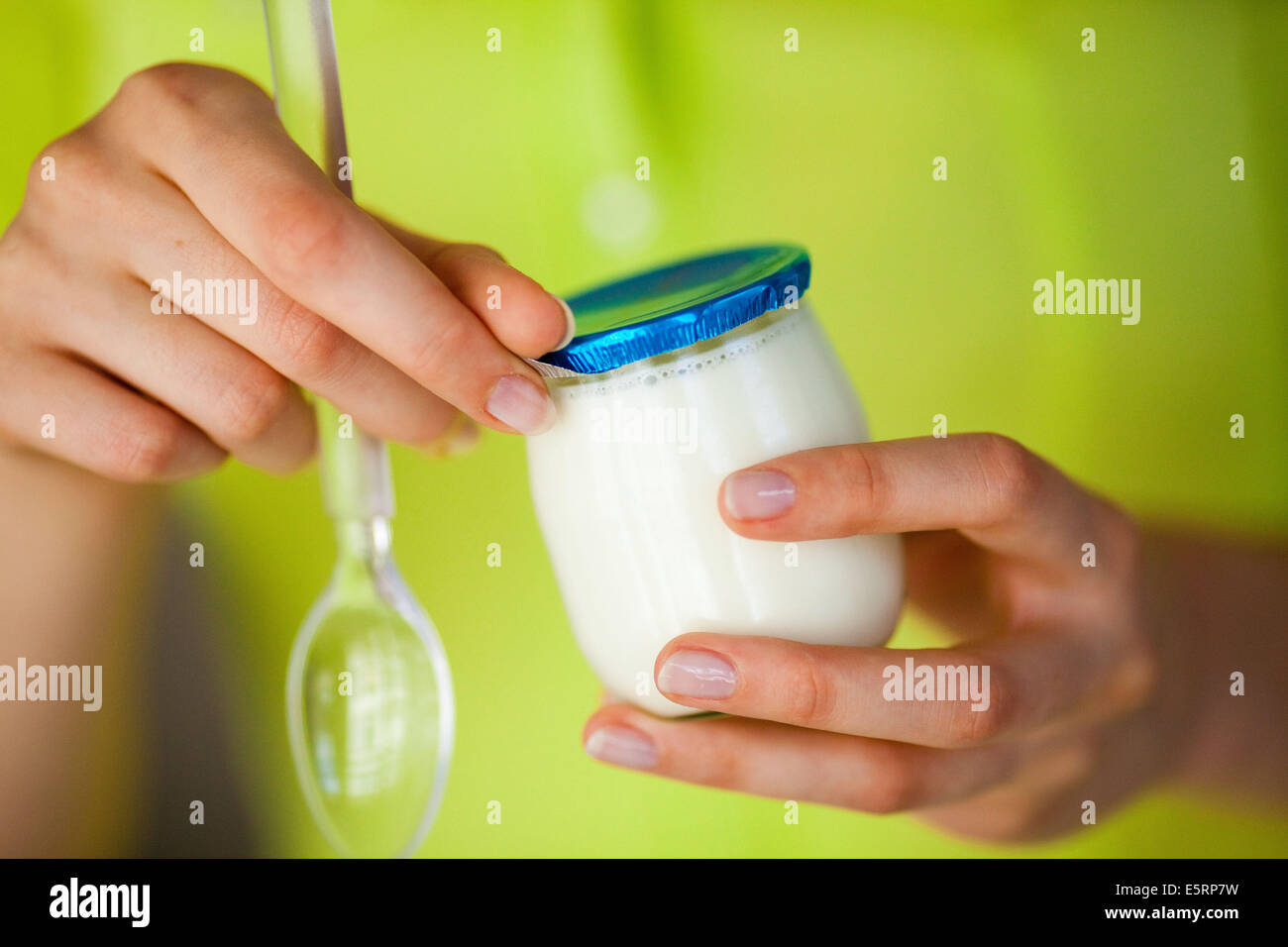 Donna di mangiare yogurt. Foto Stock