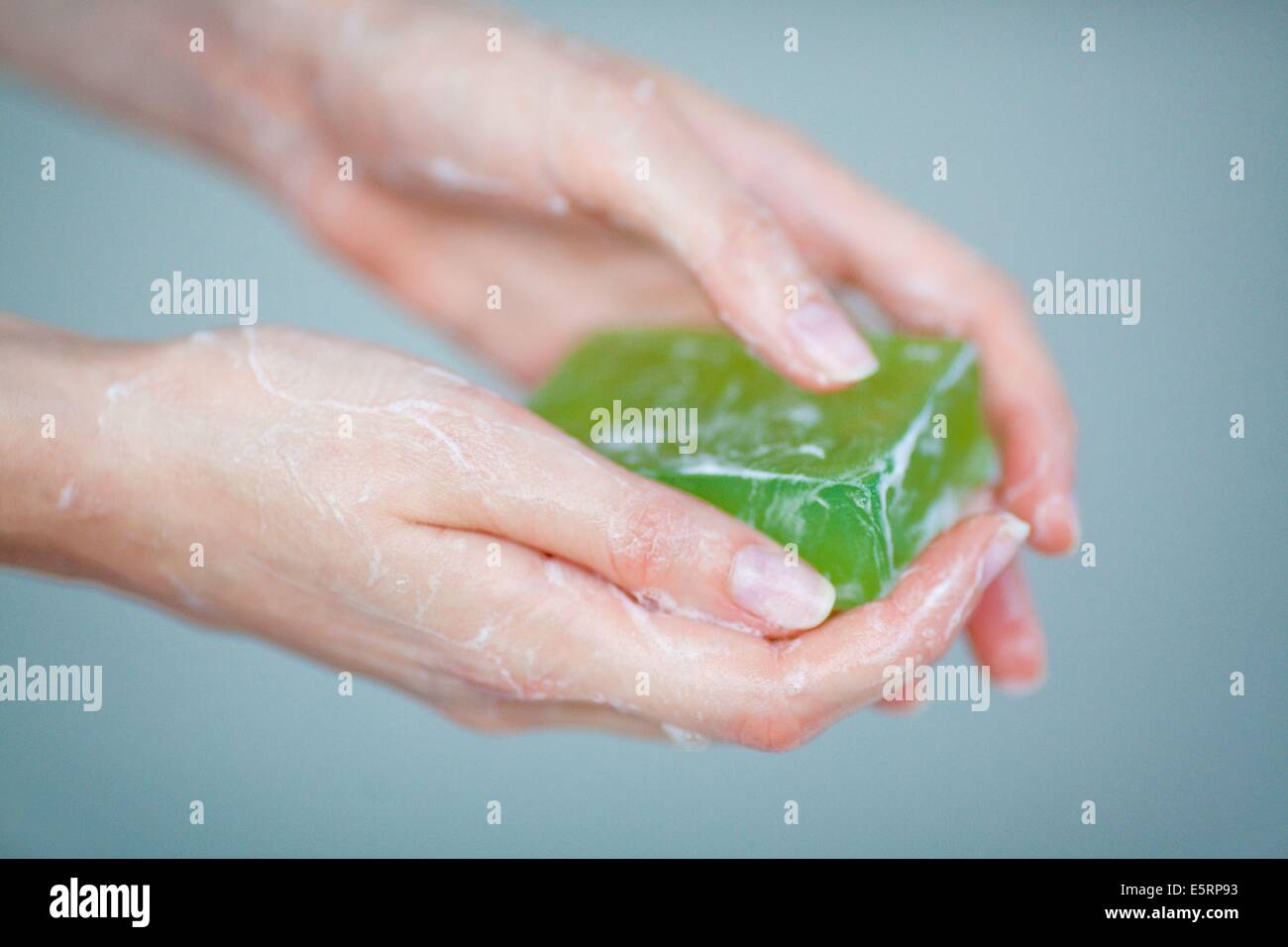 Donna lavando le mani. Foto Stock