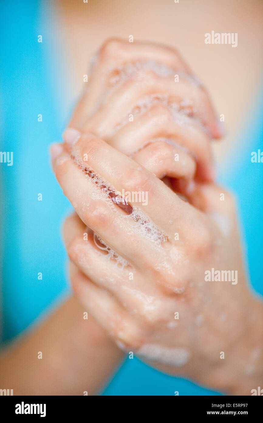 Donna lavando le mani. Foto Stock