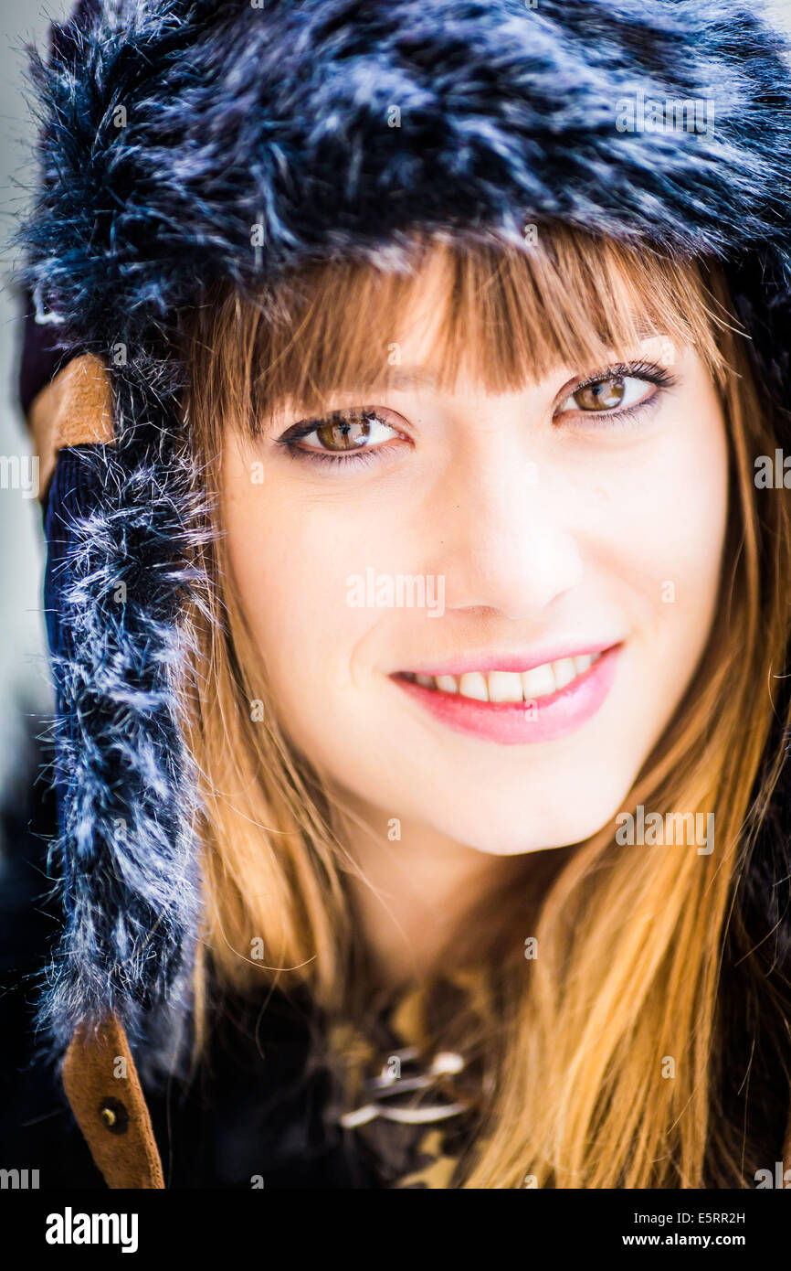 Donna sorridente in inverno. Foto Stock