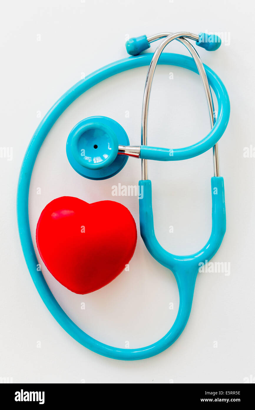 Uno stetoscopio in plastica che circonda il cuore. Foto Stock