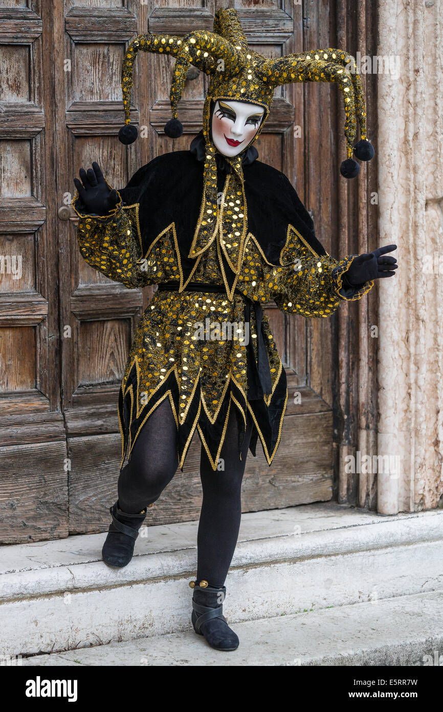 Jester o clown in nero e oro costume di fronte la chiesa di san Zaccaria  durante il carnevale di Venezia Foto stock - Alamy