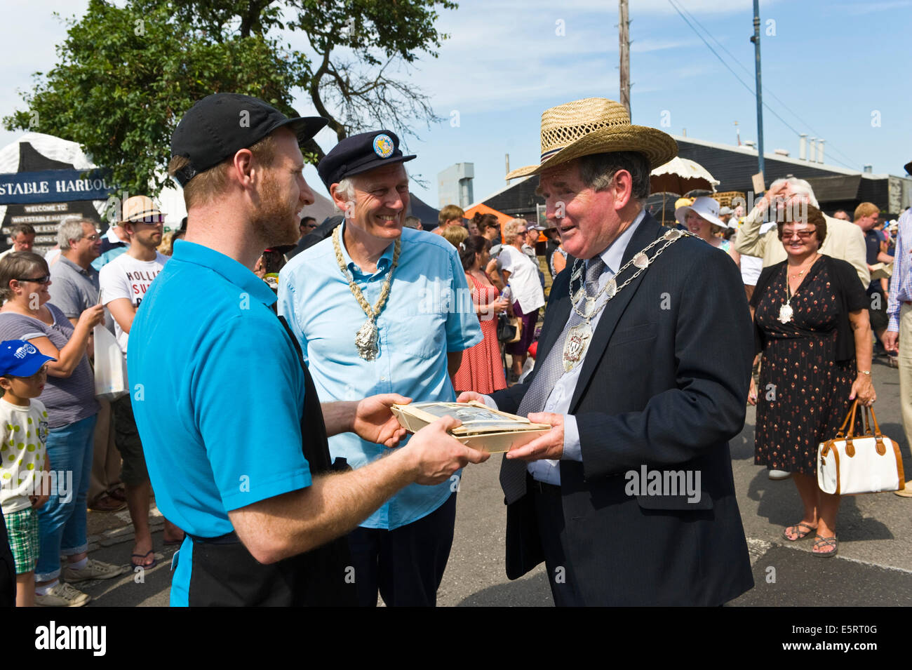 Sceriffo di Canterbury Tony Austin consegna ostriche fresche al commerciante locale a Whitstable Oyster Festival Kent England Regno Unito Foto Stock