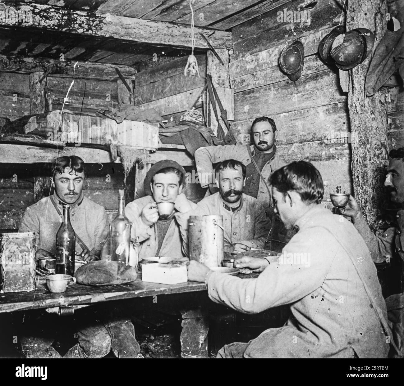 La vita quotidiana dei soldati francesi in trincee durante la guerra mondiale I, Francia. Foto Stock