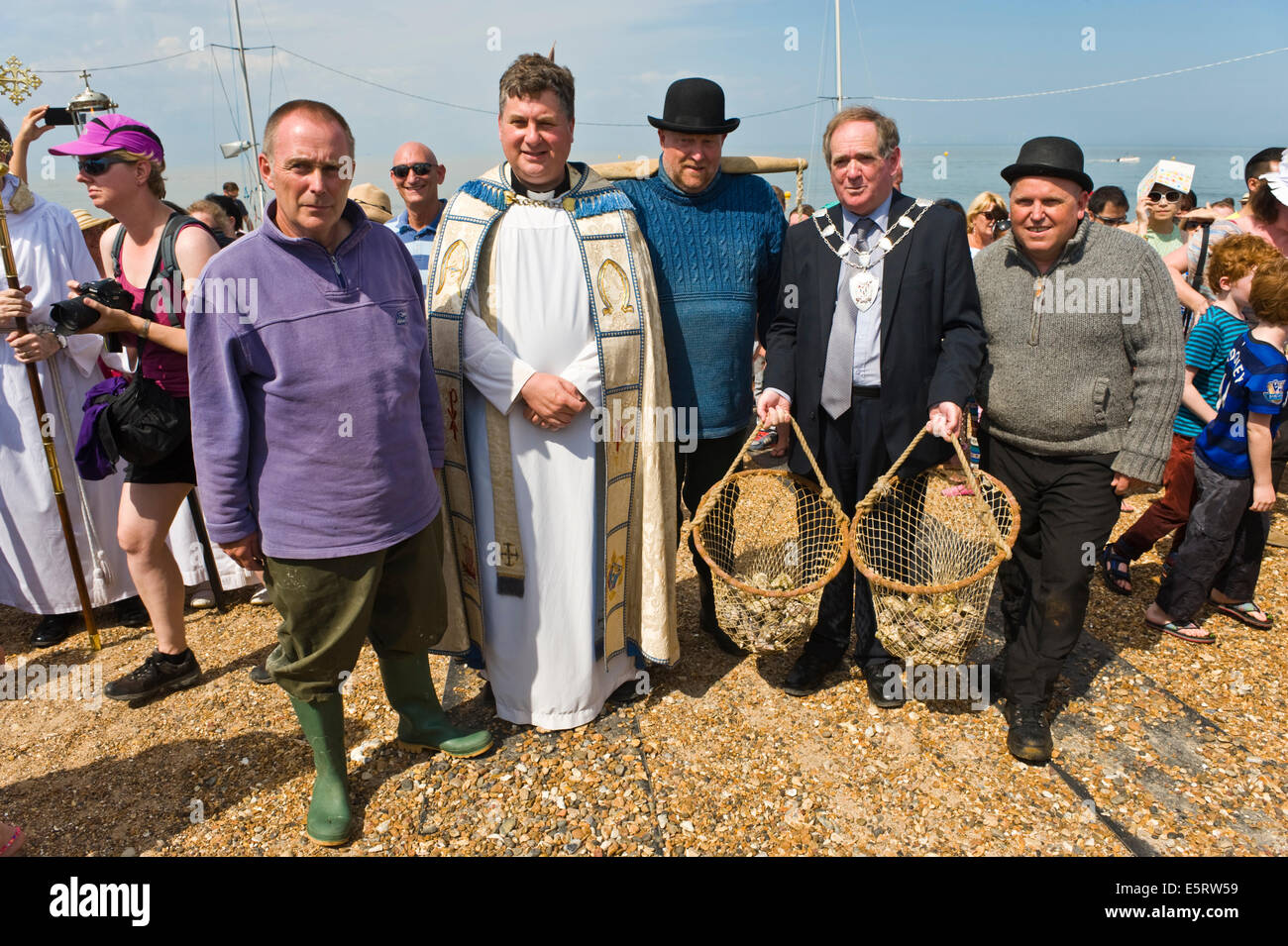 Ostriche sbarcati sulla spiaggia sono ricevuti da sceriffo di Canterbury Tony Austin a Whitstable Oyster Festival Kent England Regno Unito Foto Stock