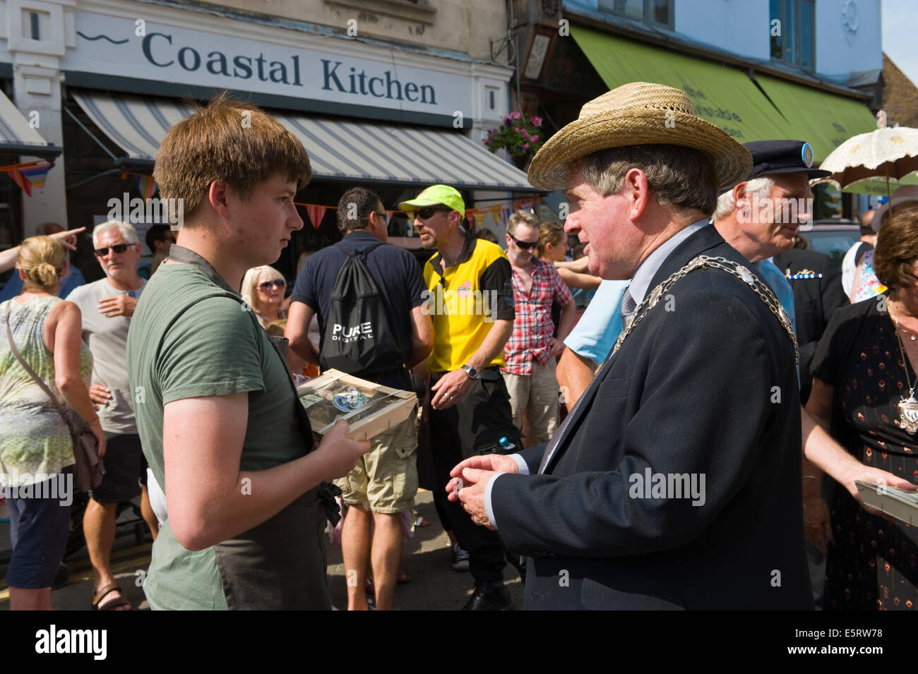 Sceriffo di Canterbury Tony Austin consegna ostriche fresche al commerciante locale a Whitstable Oyster Festival Kent England Regno Unito Foto Stock