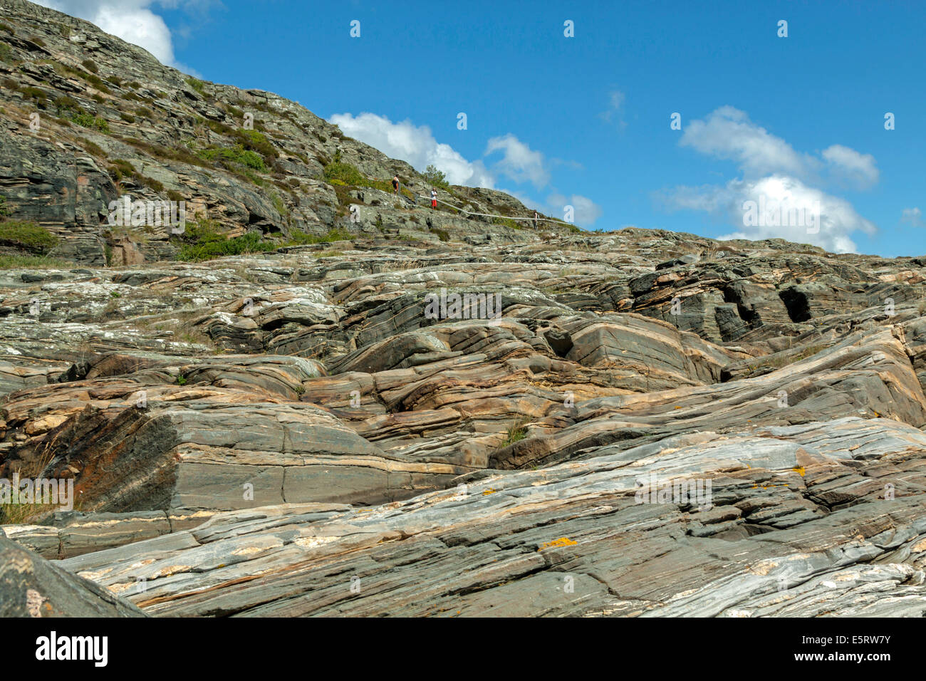 Escursioni a piedi lungo la costa rocciosa sull isola di Stora Dyrön, Tjörn comune, Bohuslan, Västra Götaland County, Svezia. Foto Stock