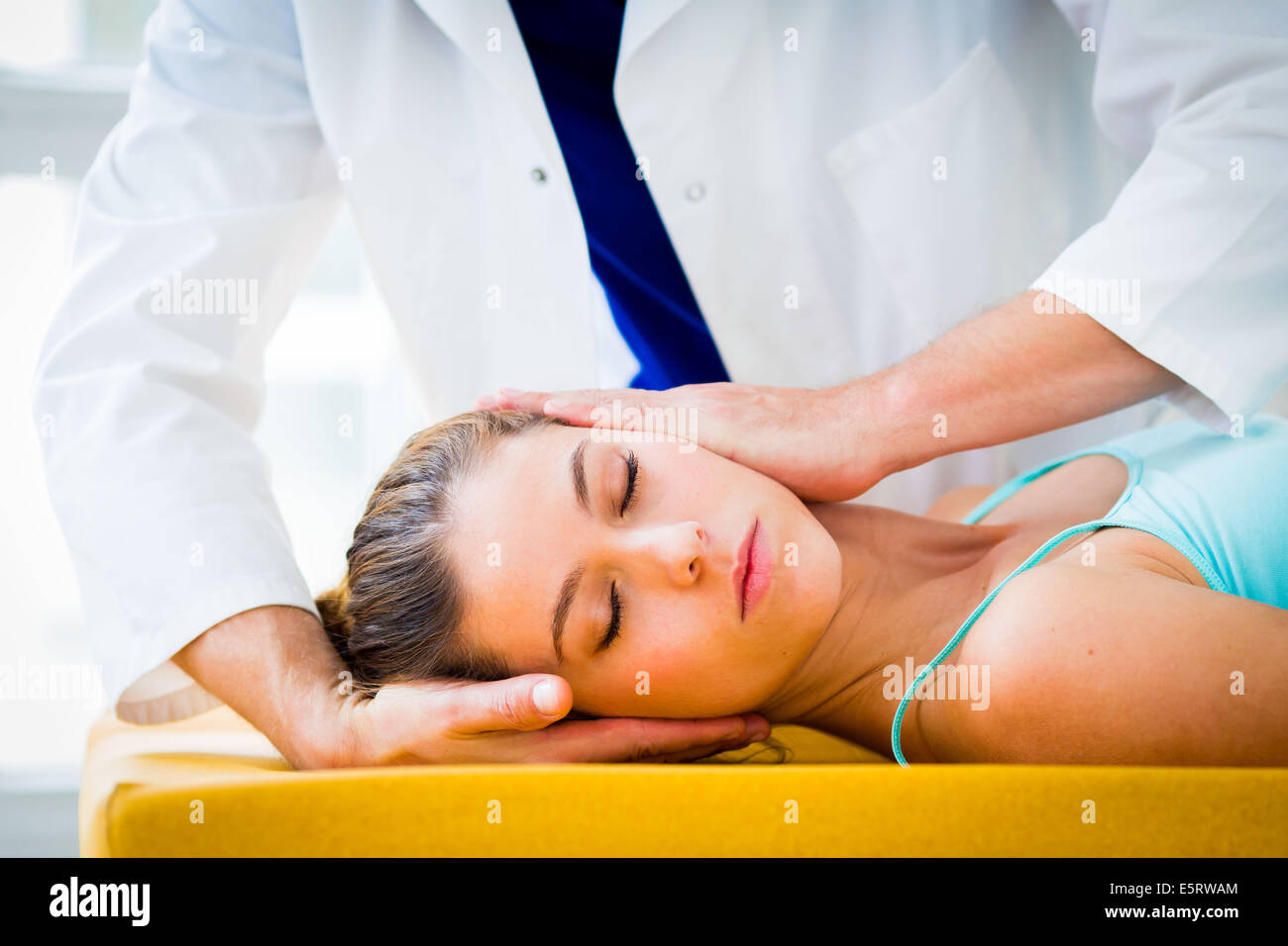 Testa di donna di essere manipolato da un fisioterapista osteopata. Foto Stock