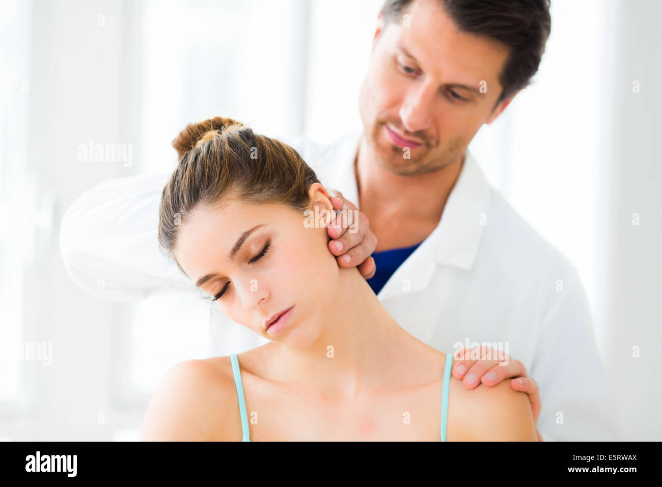 Osteopatia strutturale di sessione in una donna che soffriva di dolori al collo. Foto Stock