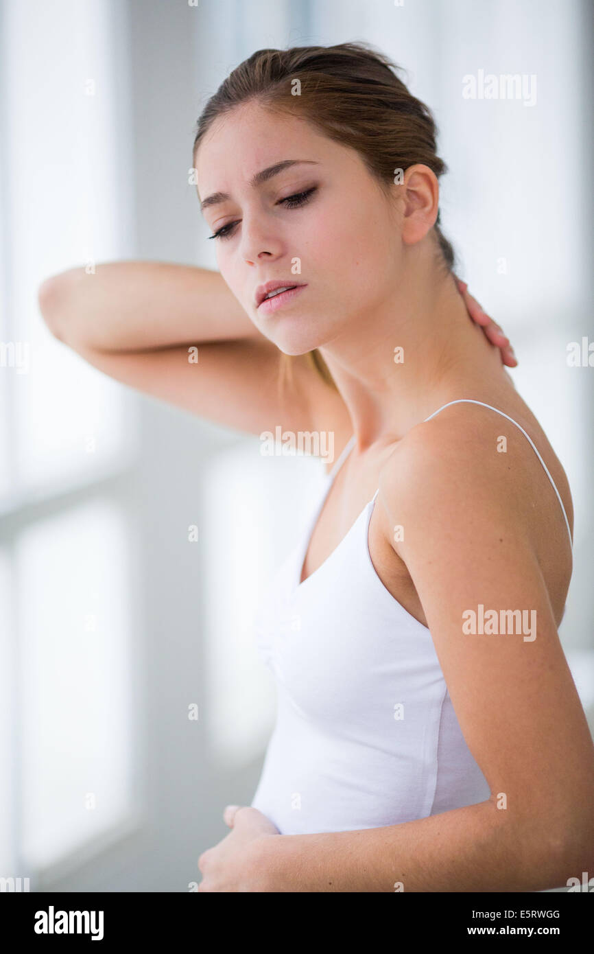 La donna che soffre di dolori al collo. Foto Stock