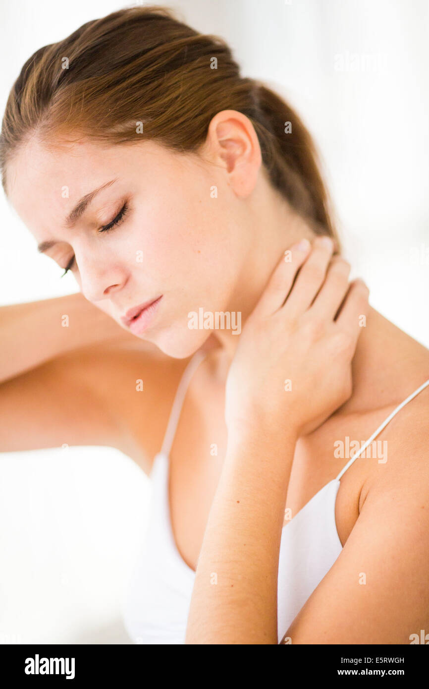 La donna che soffre di dolori al collo. Foto Stock