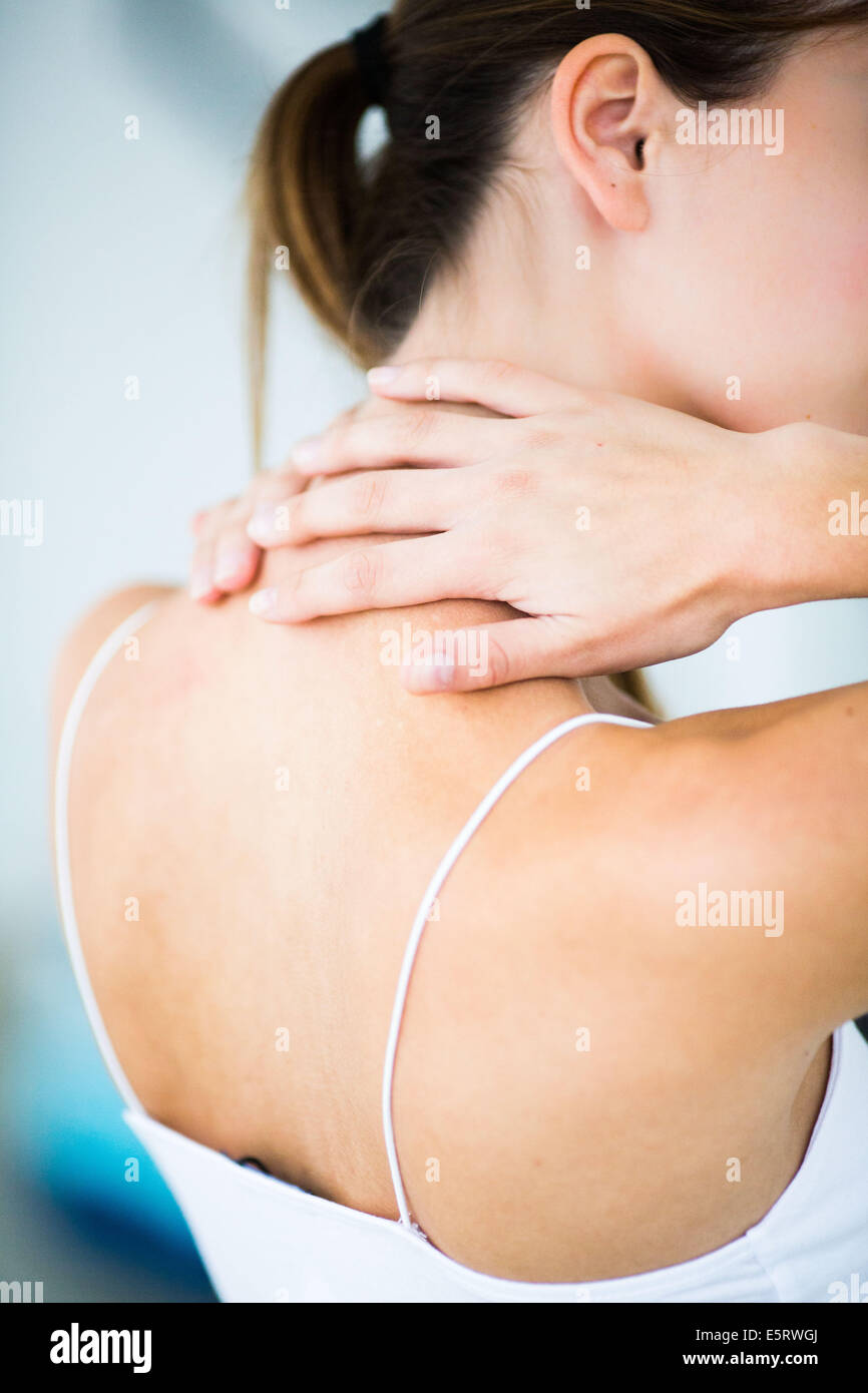 La donna che soffre di dolori al collo. Foto Stock