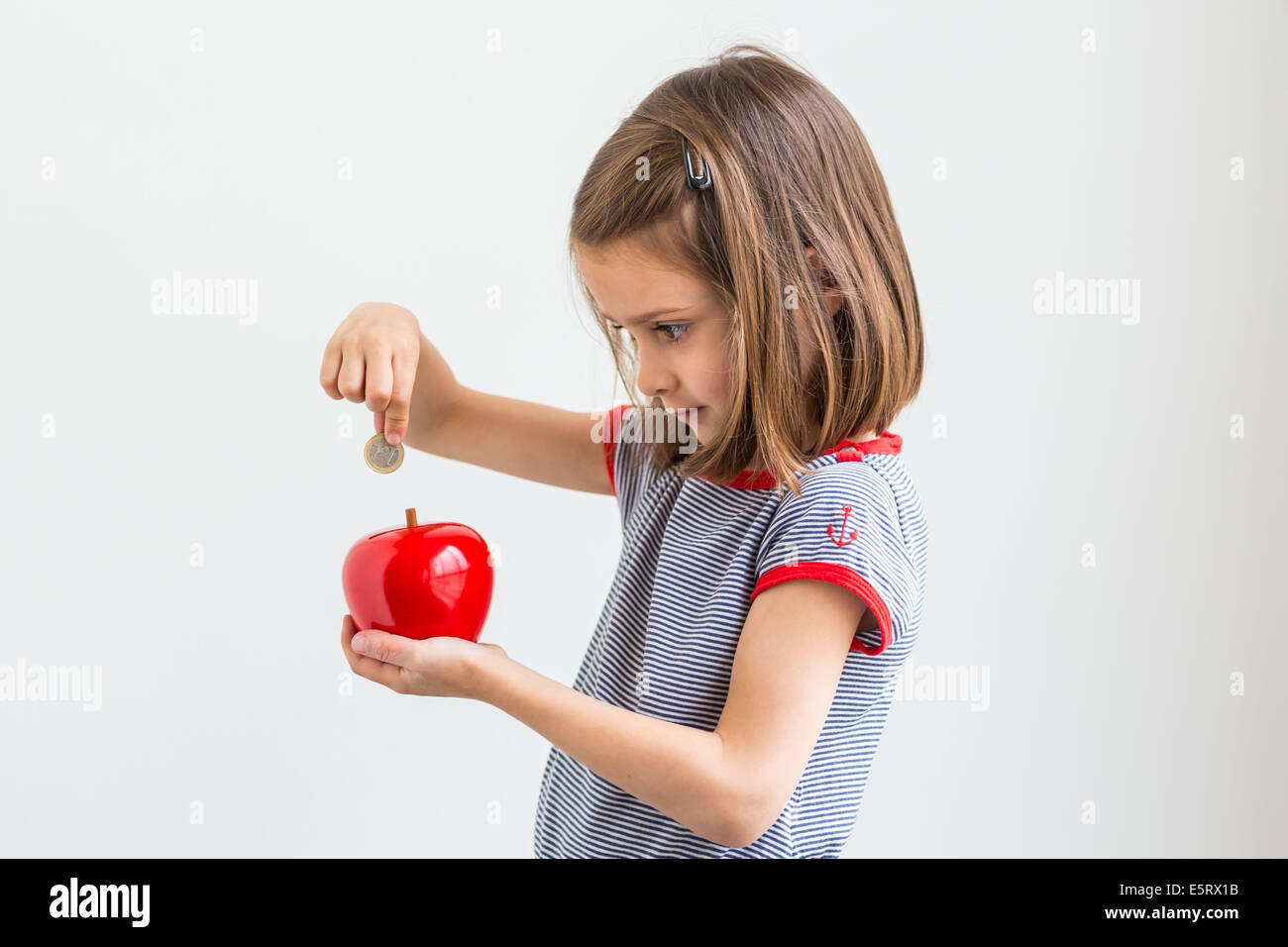 Ragazza con un salvadanaio. Foto Stock