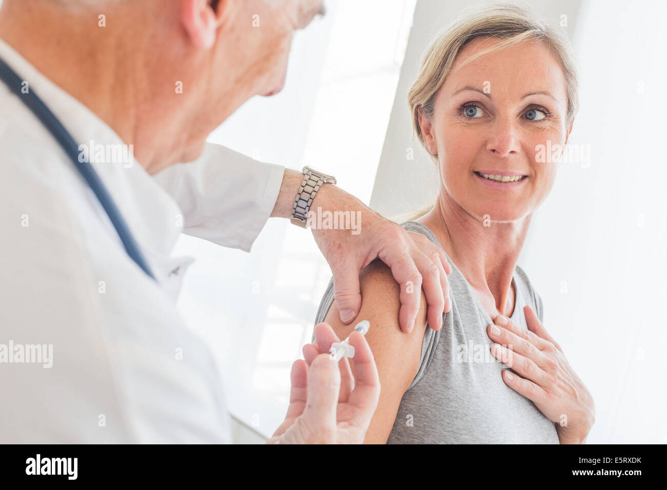 La donna riceve la vaccinazione. Foto Stock