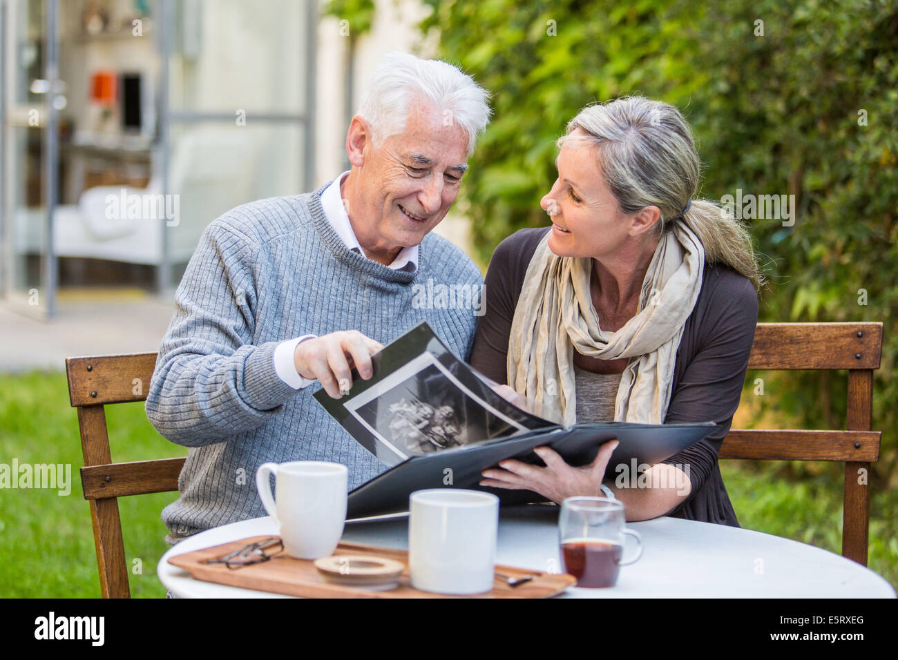 L'uomo con sua figlia guardando album di foto. Foto Stock
