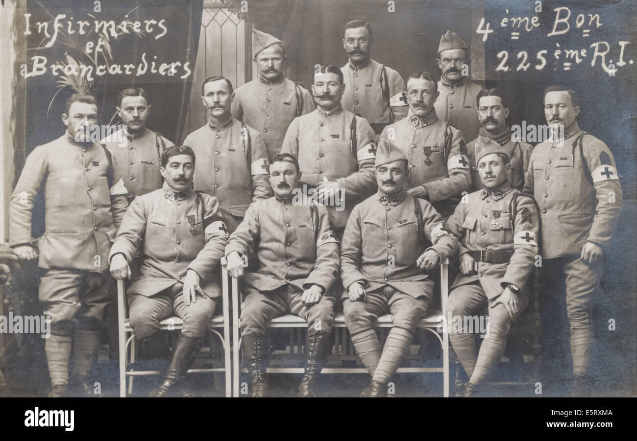 Militari di infermieri e la barella portacolori della 225th reggimento di fanteria durante la Prima Guerra Mondiale. Foto Stock