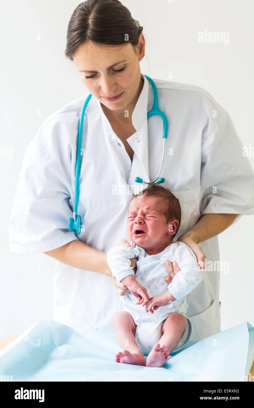 Tre settimane bimbo durante la consultazione pediatrica. Foto Stock