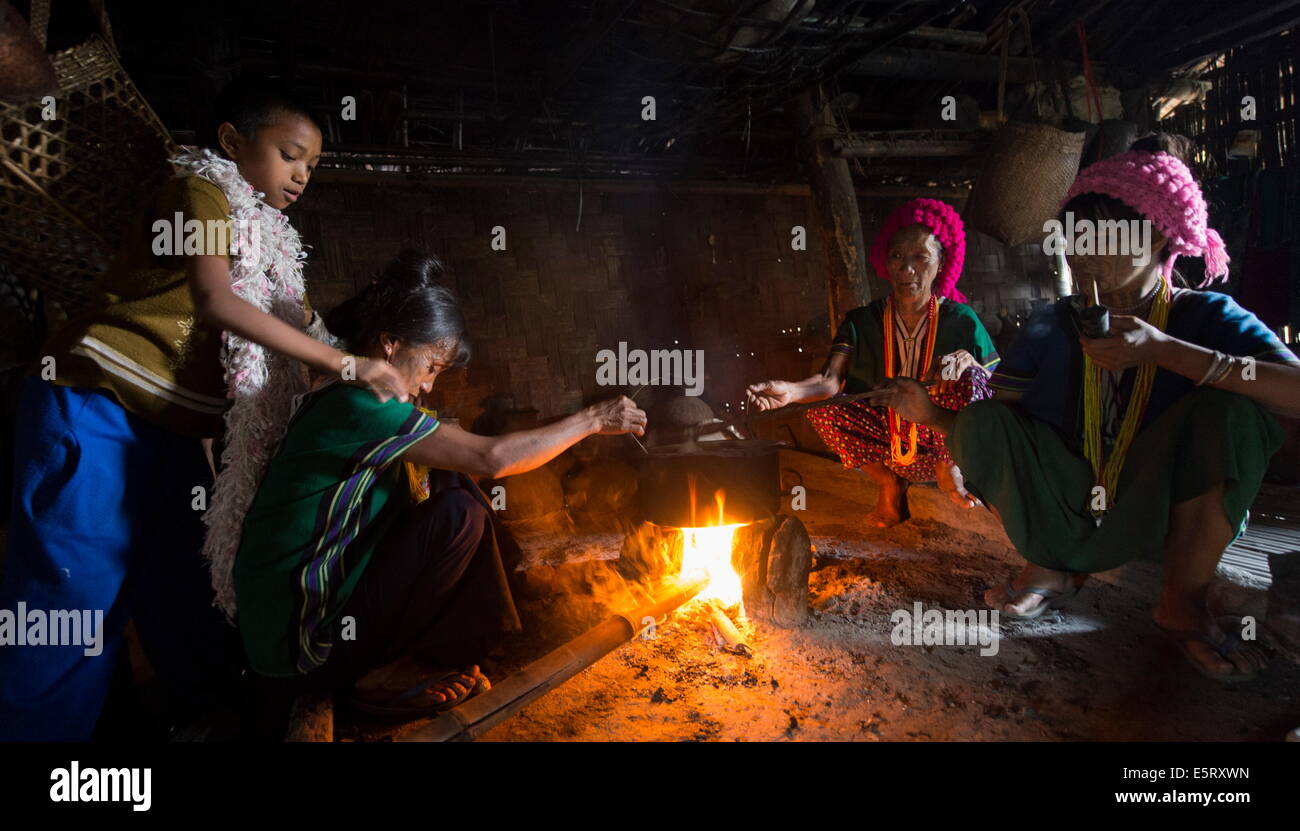 Fare Krai (birmani: Kyar) Hto mento villaggio, sulle colline vicino a Mindat, Stato Chin Stato, Myanmar. Mento delle donne (padrone di casa a sinistra), la preparazione po Foto Stock