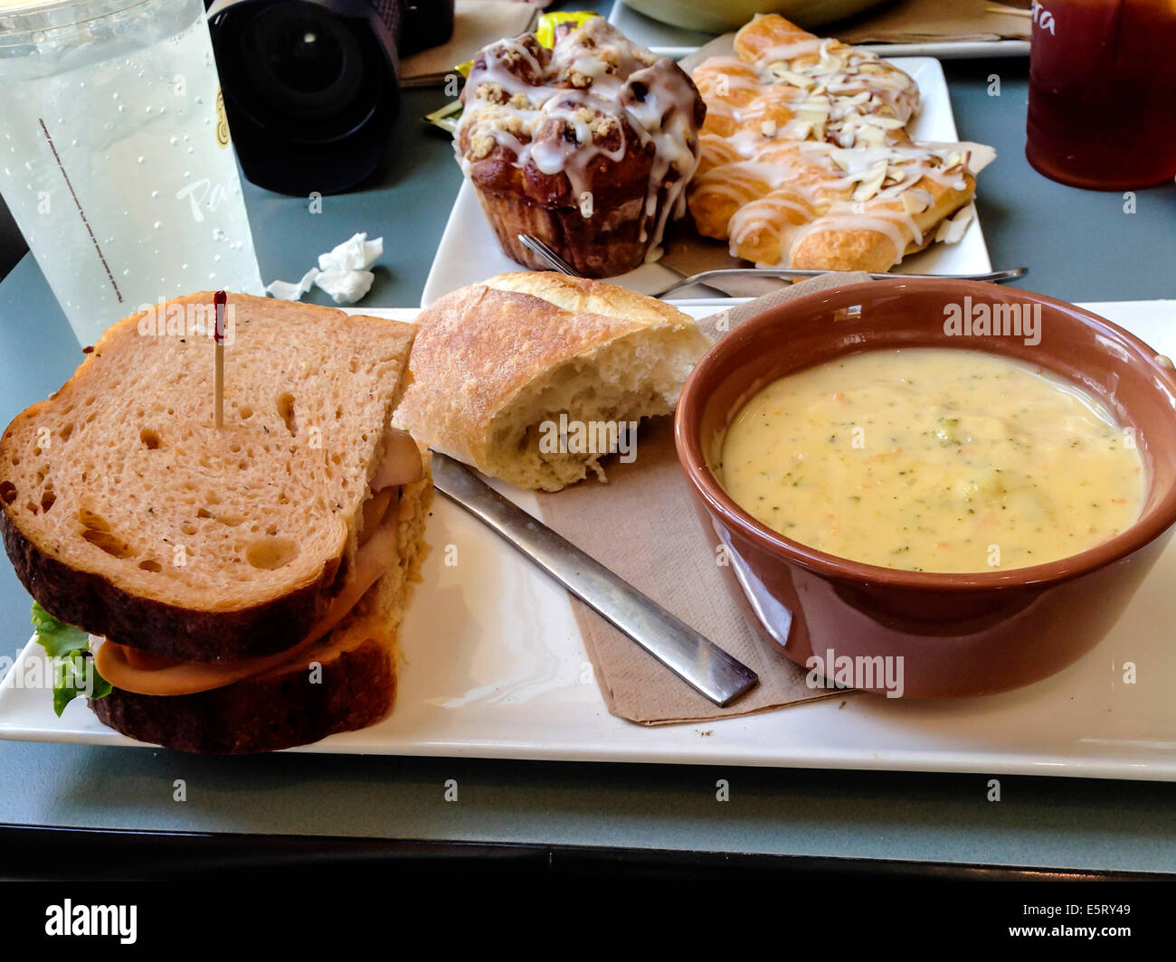 Broccoli e zuppa di formaggi, dolci e un prosciutto in sandwich di lattuga Foto Stock