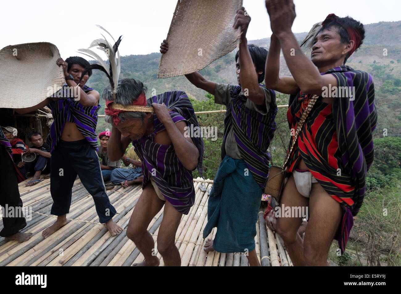 Fare Krai (birmani: Kyar) Hto mento villaggio, sulle colline vicino a Mindat, Stato Chin Stato, Myanmar. Mento di danza raccolto (DANZA) Foto Stock