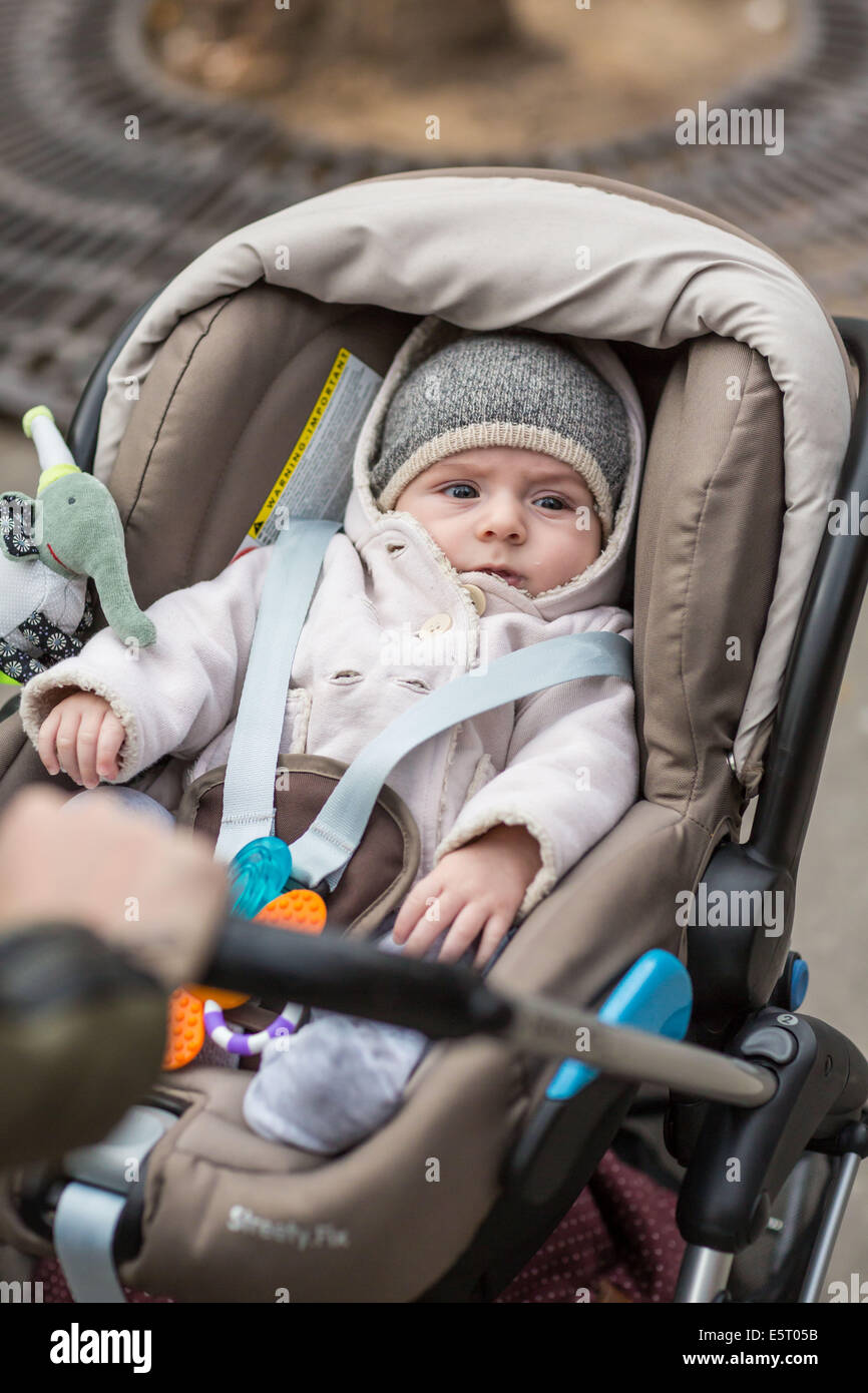 4 mese fa bambino nel passeggino Foto stock - Alamy