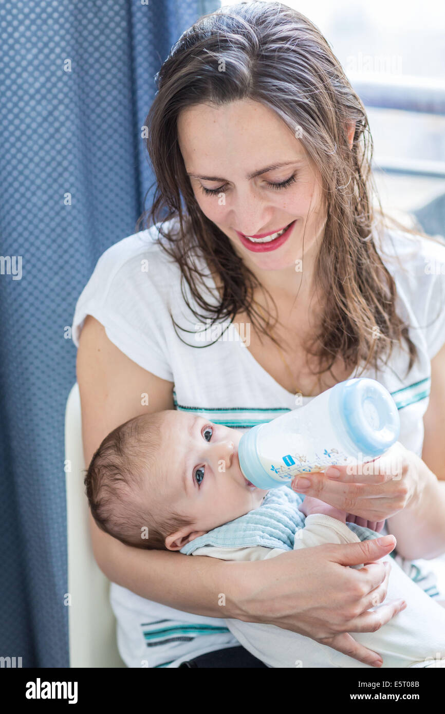 3 mese baby boy bere latte da una bottiglia. Foto Stock