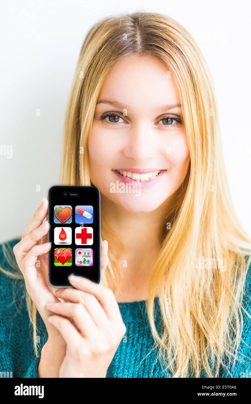 Donna salute mediante applicazione sul suo Iphone®. Foto Stock