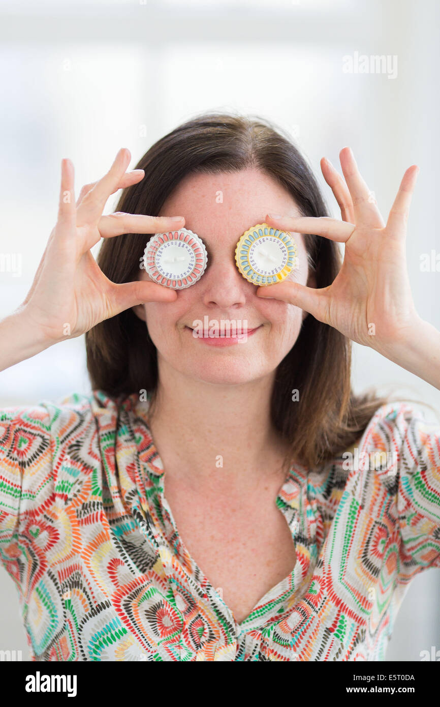 Donna prendendo una terapia di sostituzione ormonale pillole. Foto Stock