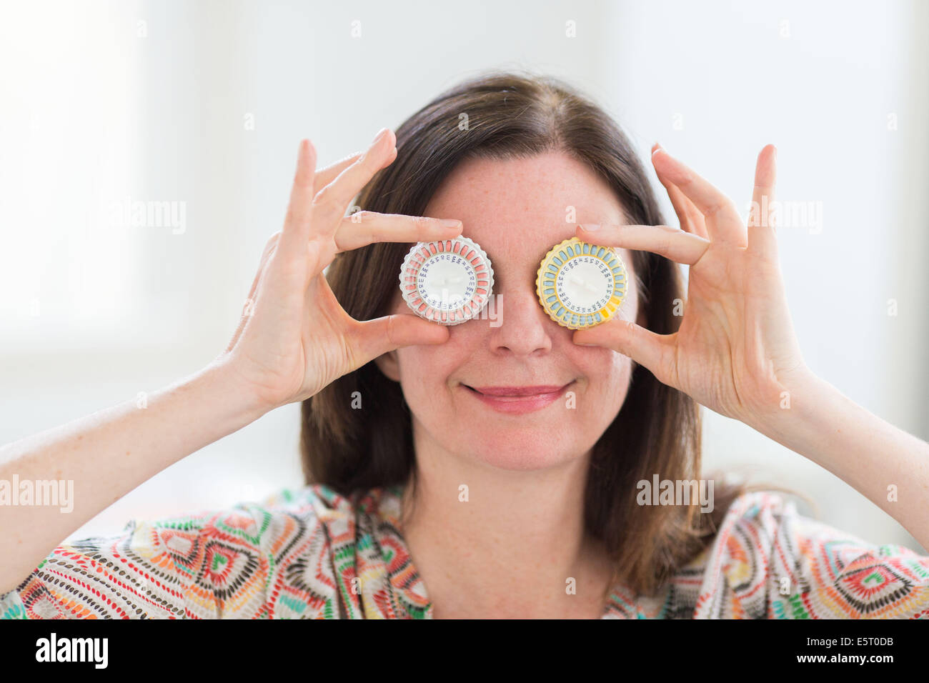 Donna prendendo una terapia di sostituzione ormonale pillole. Foto Stock