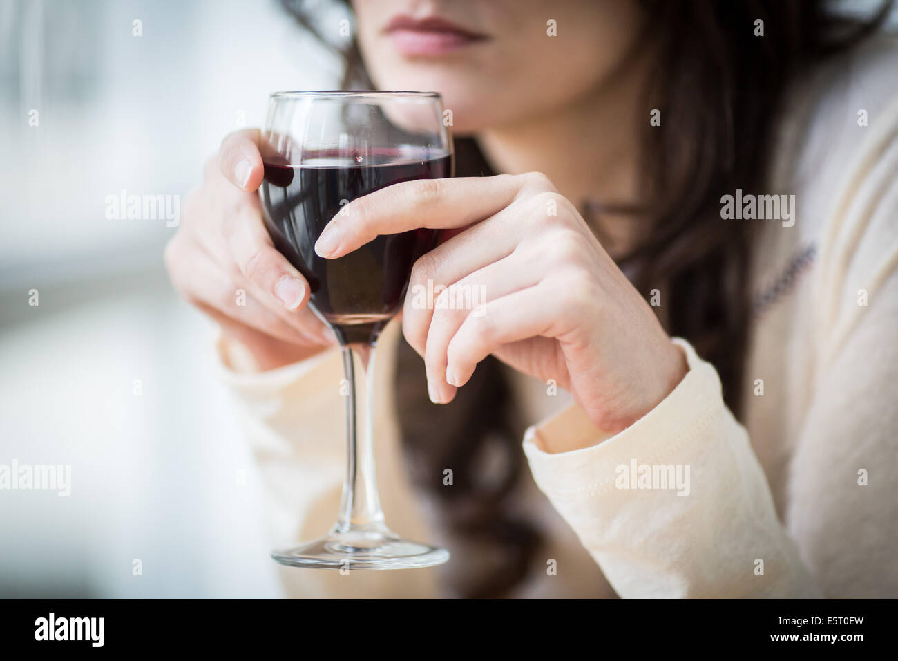 Donna di bere un bicchiere di vino rosso. Foto Stock