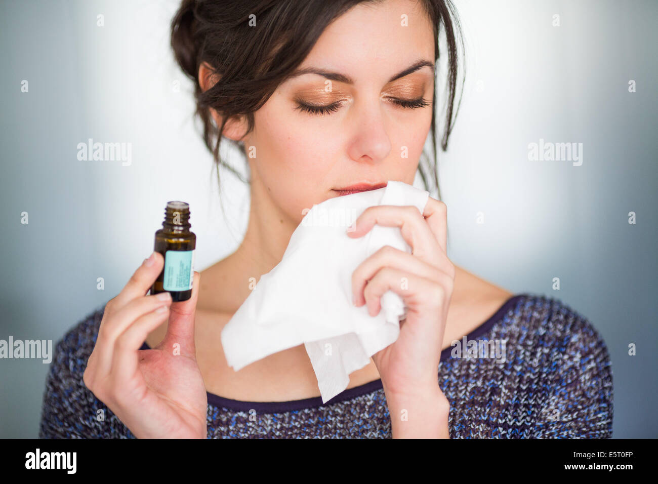 Donna odore di olio essenziale. Foto Stock