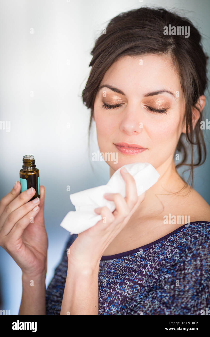Donna odore di olio essenziale. Foto Stock