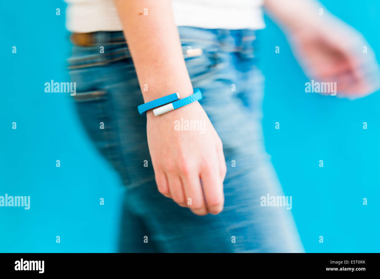 Donna che indossa un UP® di Jawbone braccialetto elettronico, sensore tracker. Foto Stock