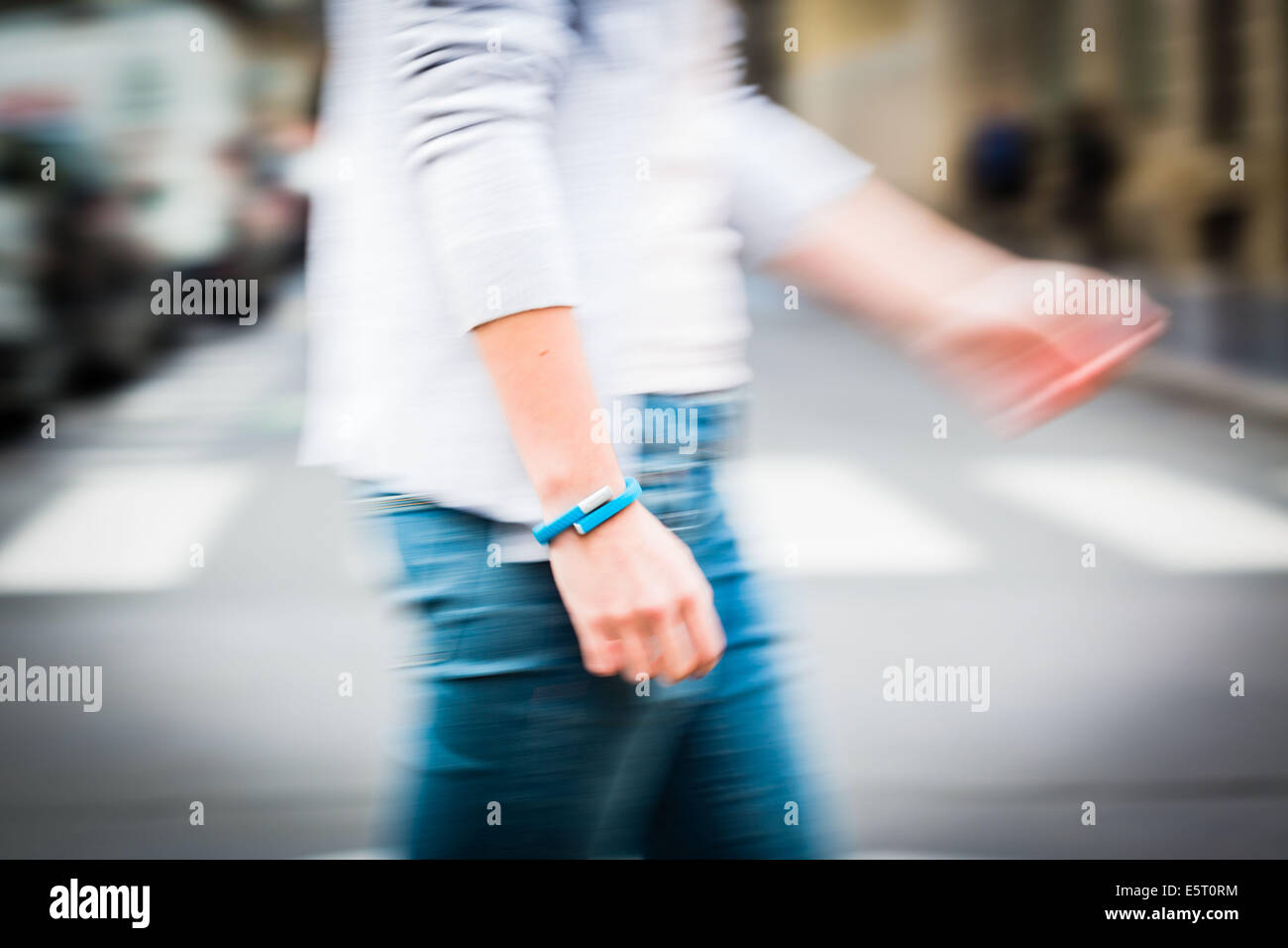 Donna che indossa un UP® di Jawbone braccialetto elettronico, sensore tracker. Foto Stock