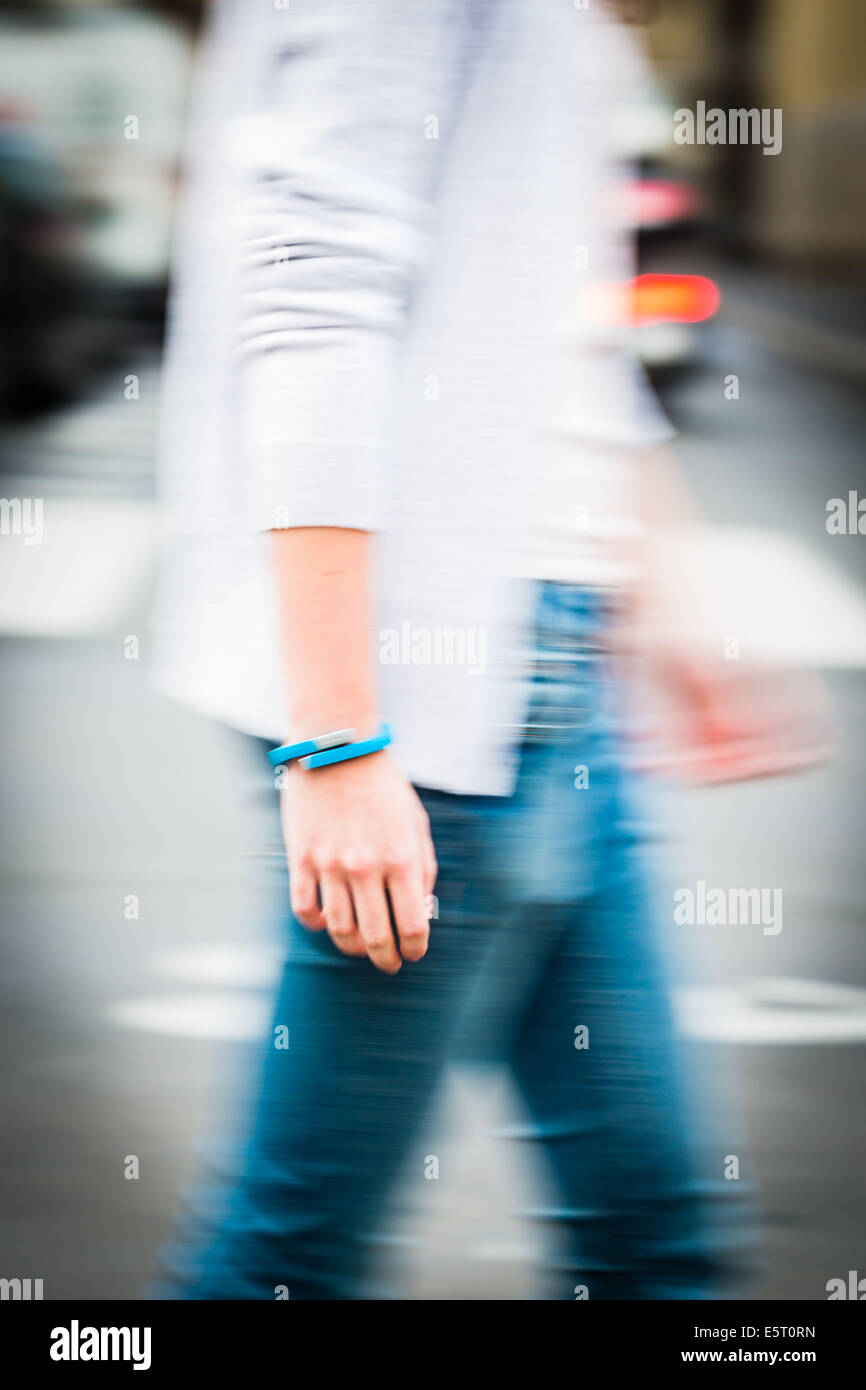 Donna che indossa un UP® di Jawbone braccialetto elettronico, sensore tracker. Foto Stock