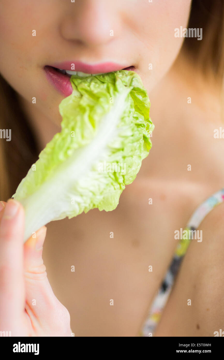 Donna di mangiare un insalata. Foto Stock