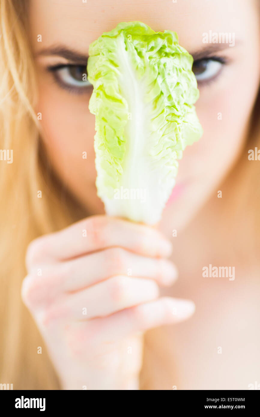 Donna di mangiare un insalata. Foto Stock