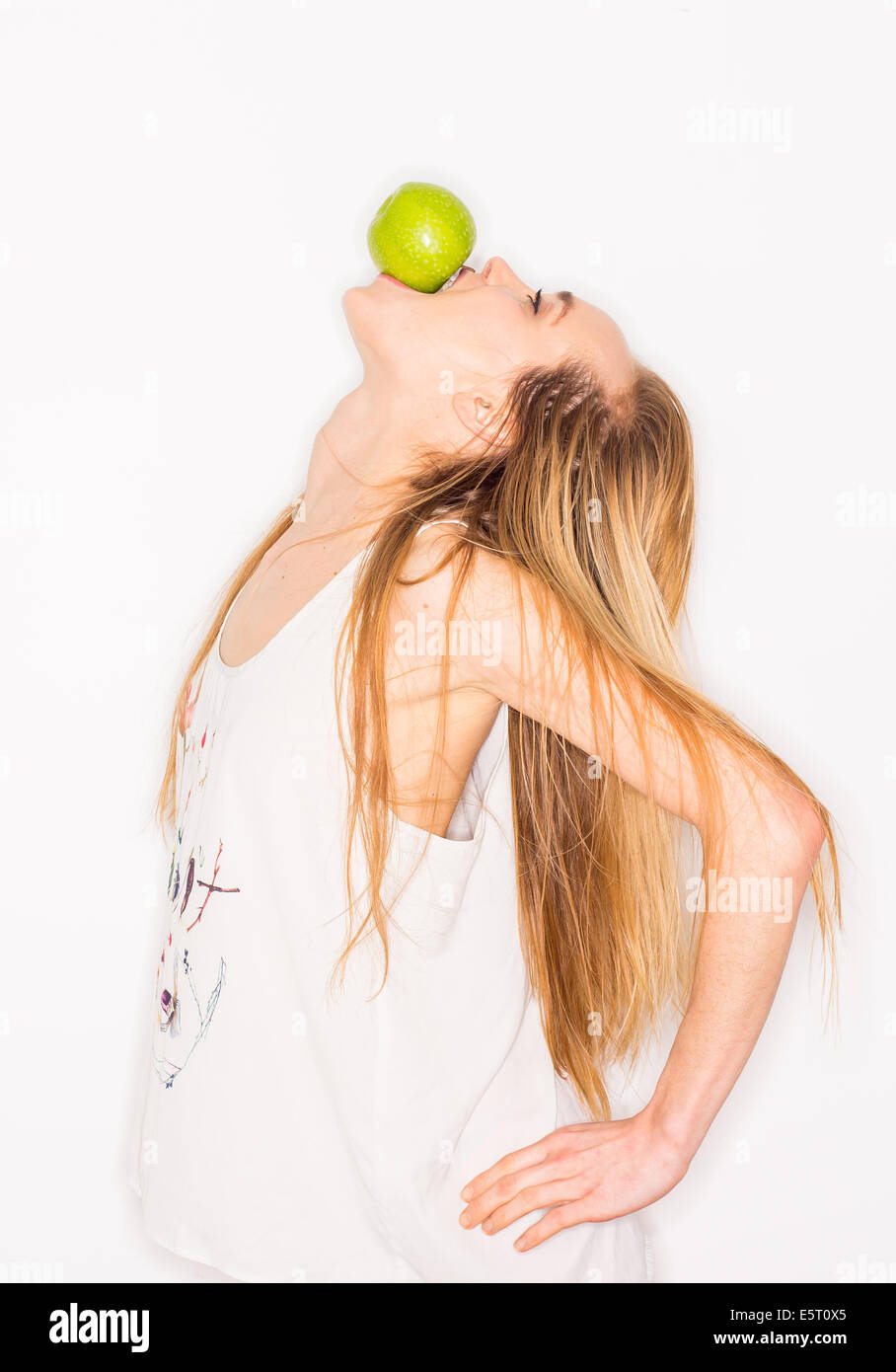 Donna di mangiare un apple. Foto Stock