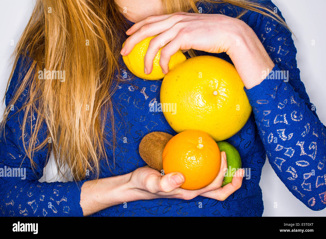 Donna che mantiene i frutti. Foto Stock